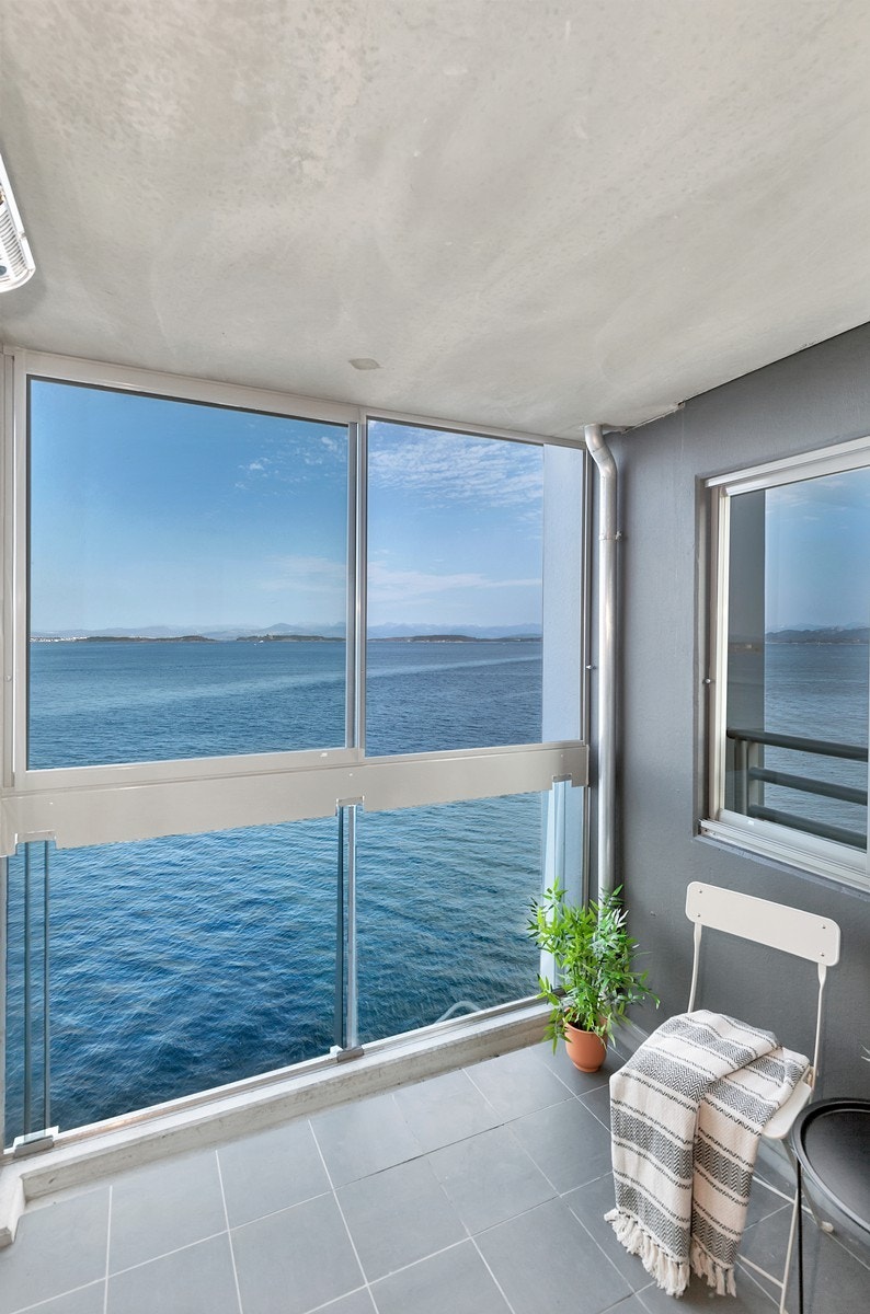 Innglasset balkong med nyere fliser på gulv Galleribilde