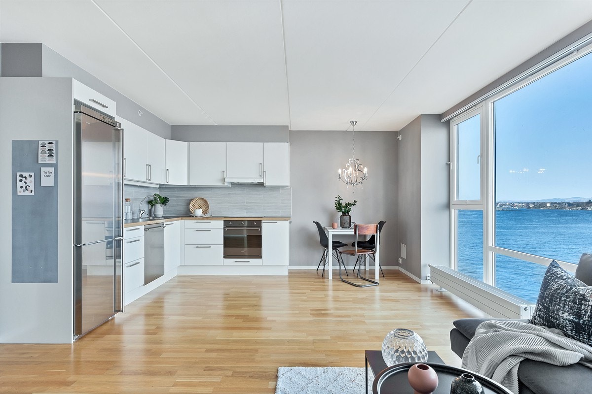 Åpen stue/kjøkkenløsning gir gode innredningsmuligheter Galleribilde