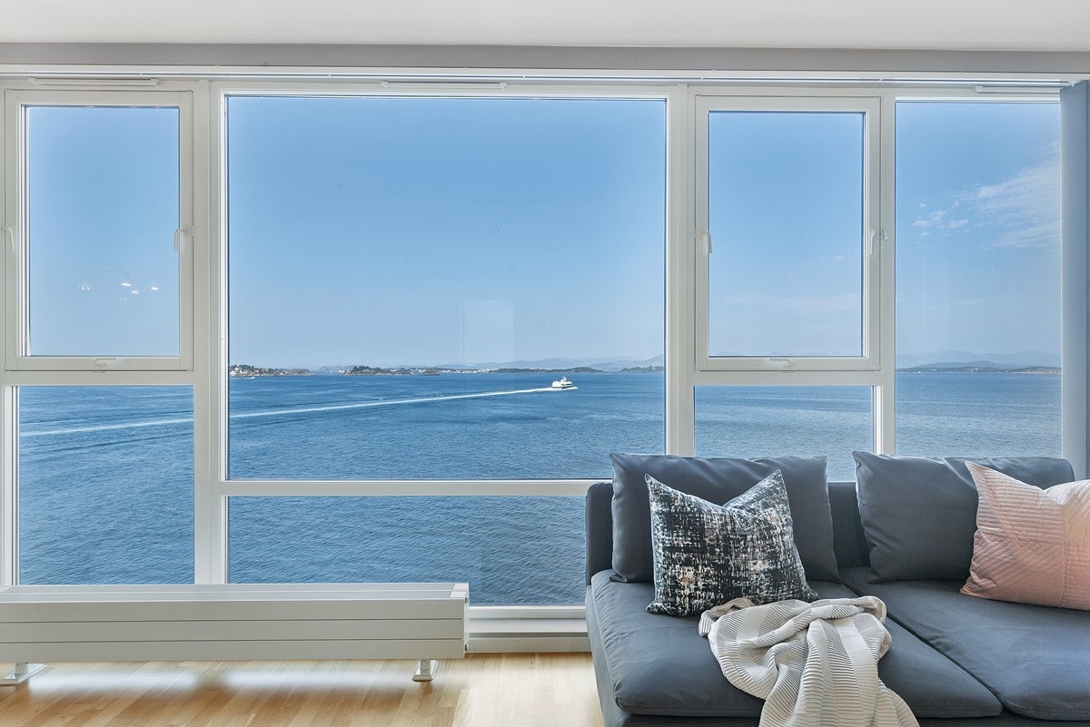 Vindusflater fra gulv til tak gir den optimale sjøutsikten Galleribilde