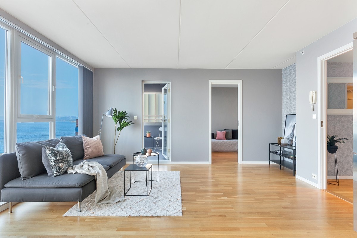 Fra stue er det utgang til innglasset balkong Galleribilde