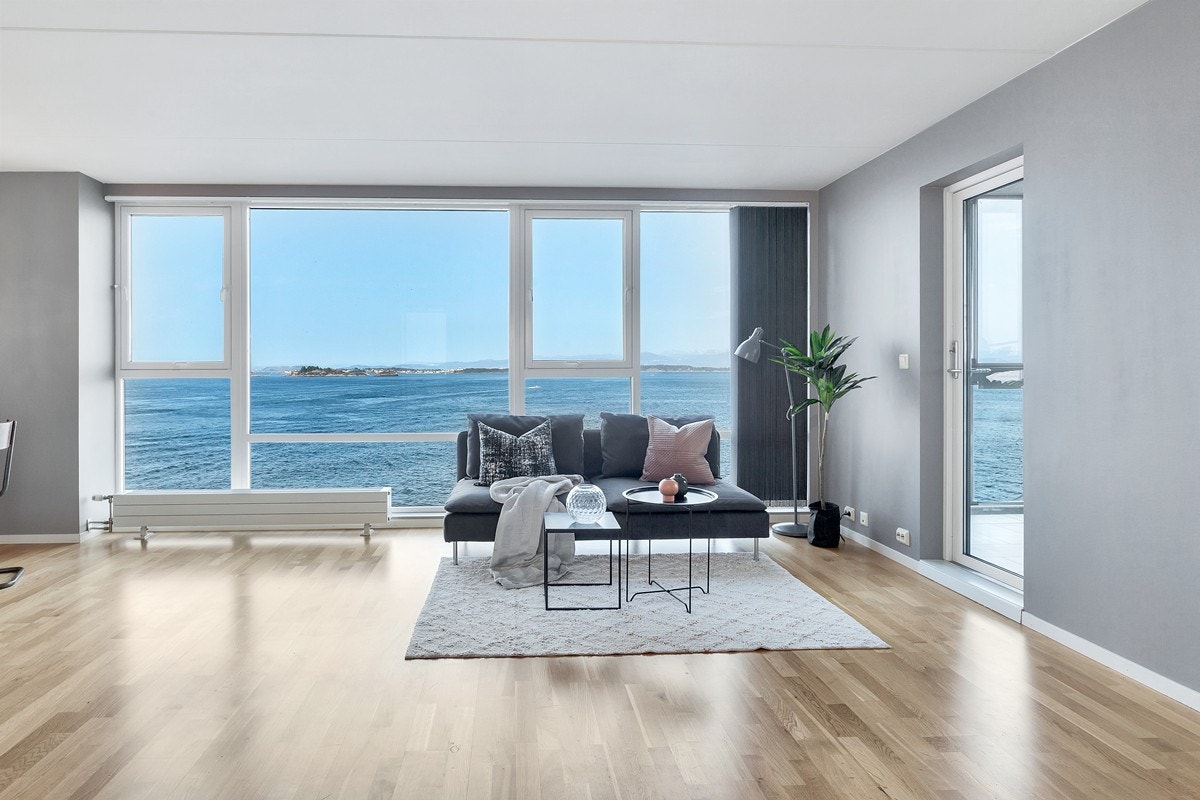 Leiligheten ligger i 5.etasje fra sjø (3. etg) og har en unik panorama sjøutsikt Galleribilde
