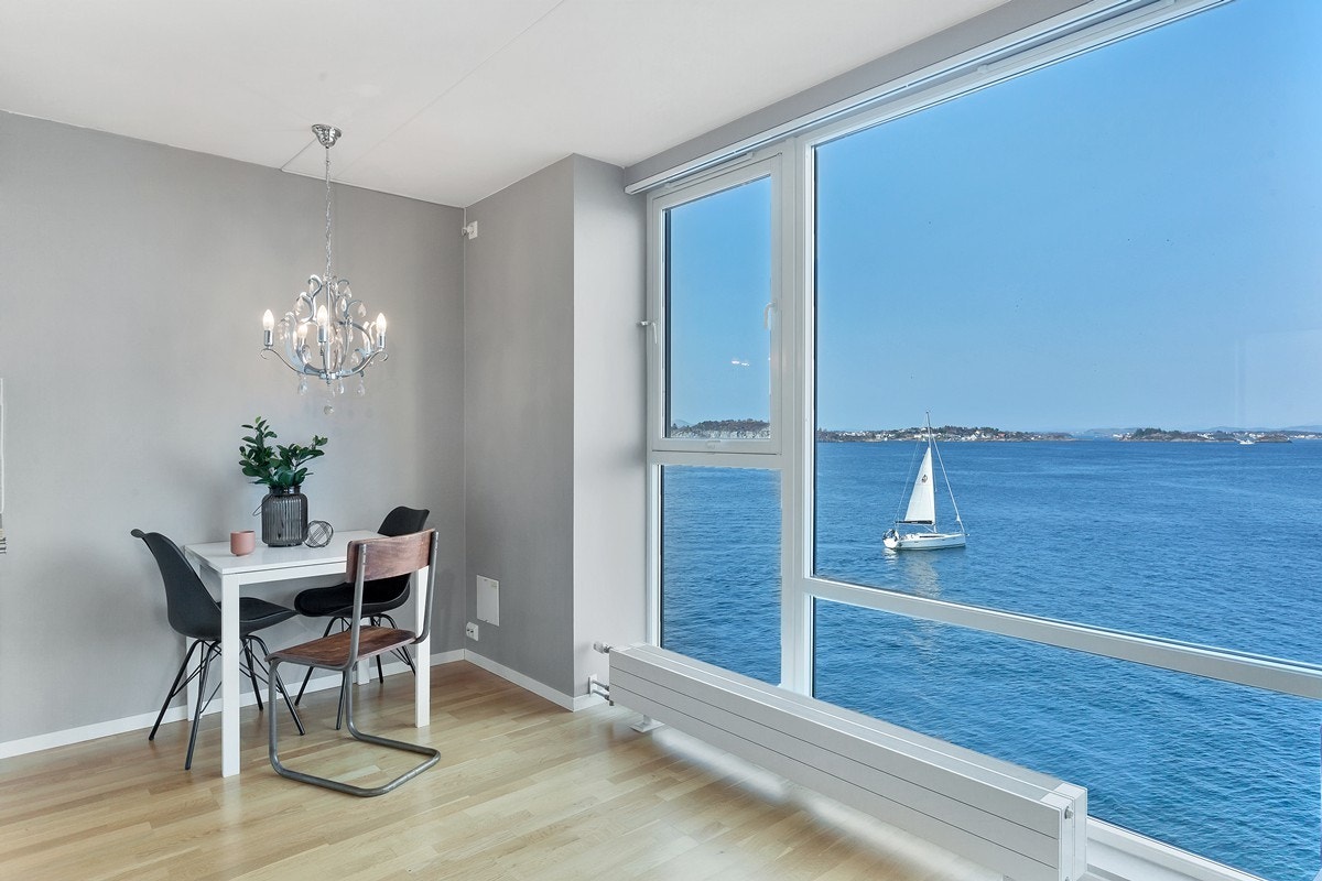 I stue/kjøkkenområdet er det vannbåren varme i form av radiator Galleribilde