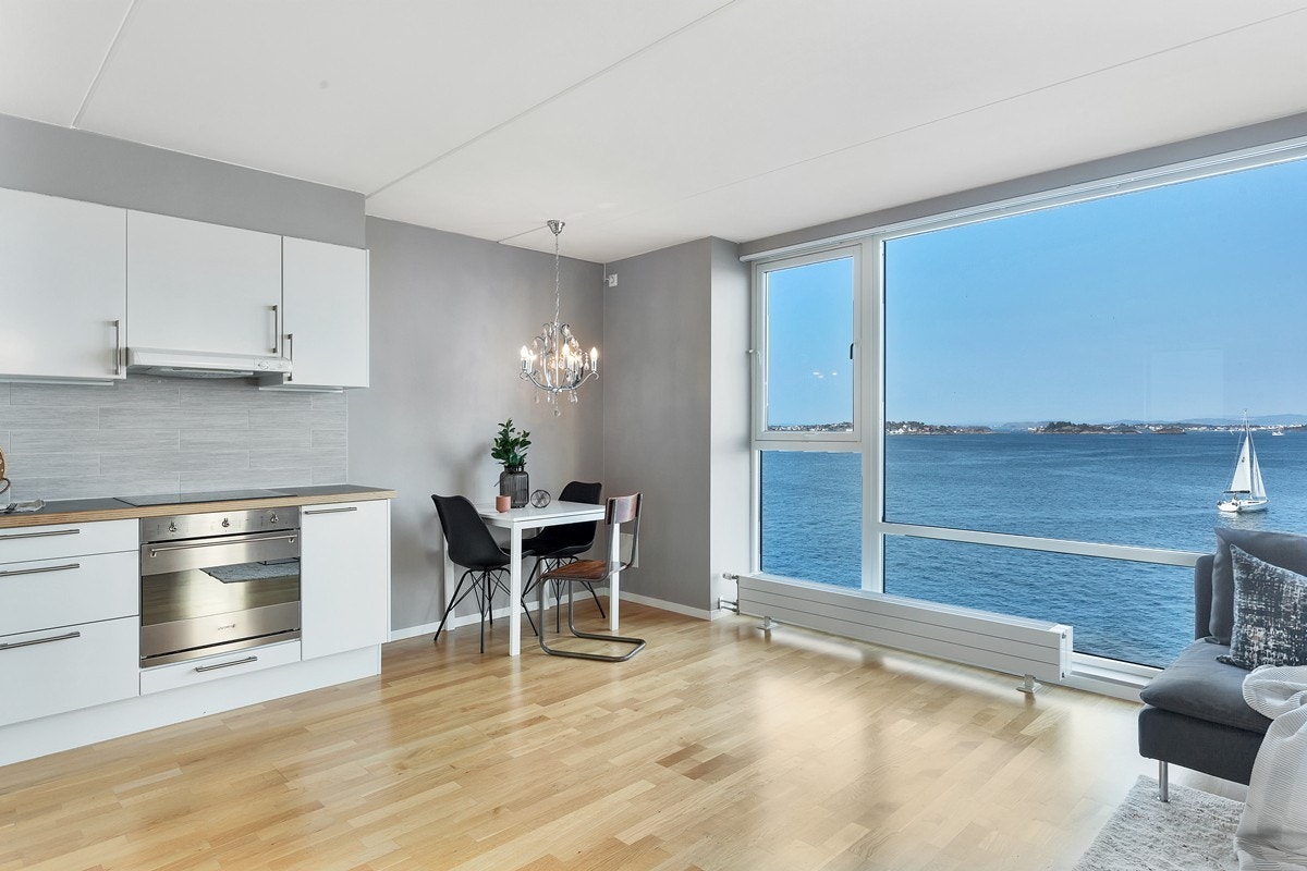 Den åpne løsningen kombinert med de store vindusflatene gir en svært god romfølelse Galleribilde