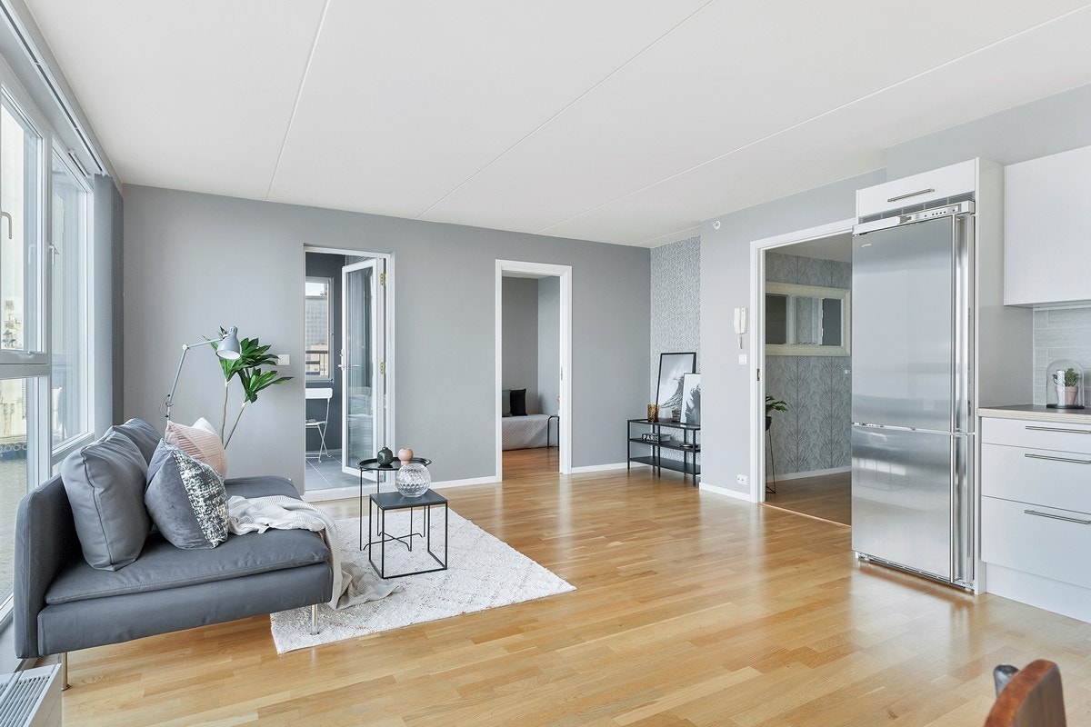 Stue/kjøkken har parkett på gulv og tidsriktige farger på veggene Galleribilde