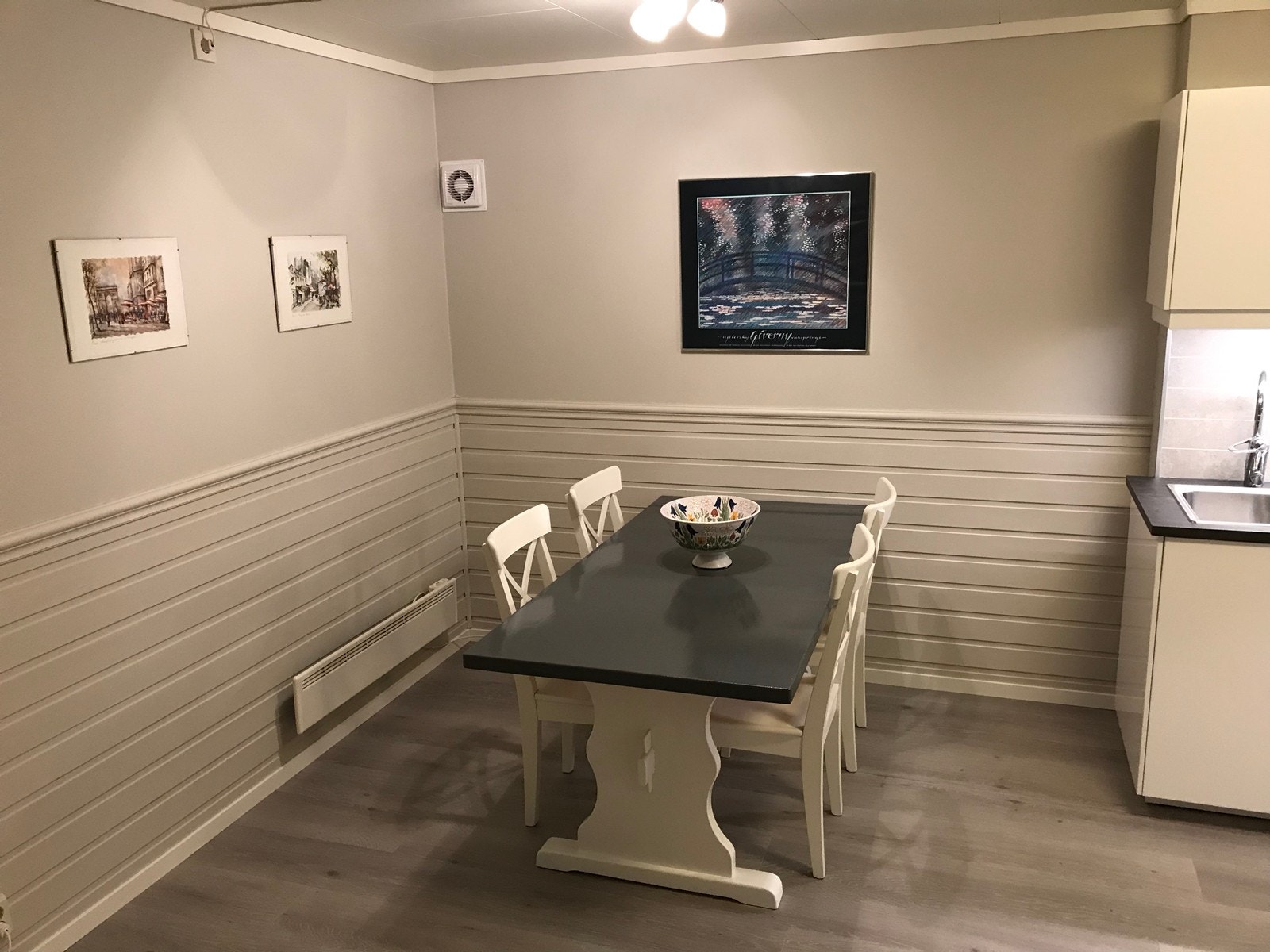 Spisebord på kjøkken Galleribilde
