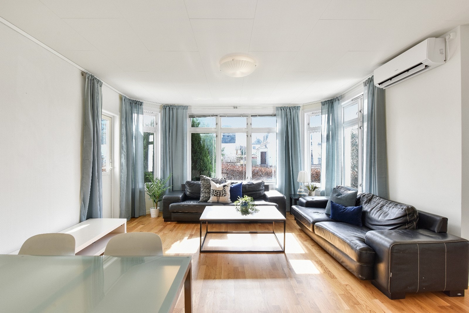 Stue med store vindusflater Galleribilde