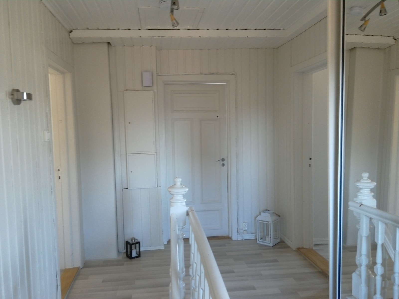 Foto tatt fra Verandadør, kjøkken til venstre mot vest, soverom rett fram mot nord, stue til høyre mot øst, bad til høyre mot øst,stor skyvedørsgarderobe til høyre,2 små rom m/ skråtak i hver ende av kjøkken. Galleribilde