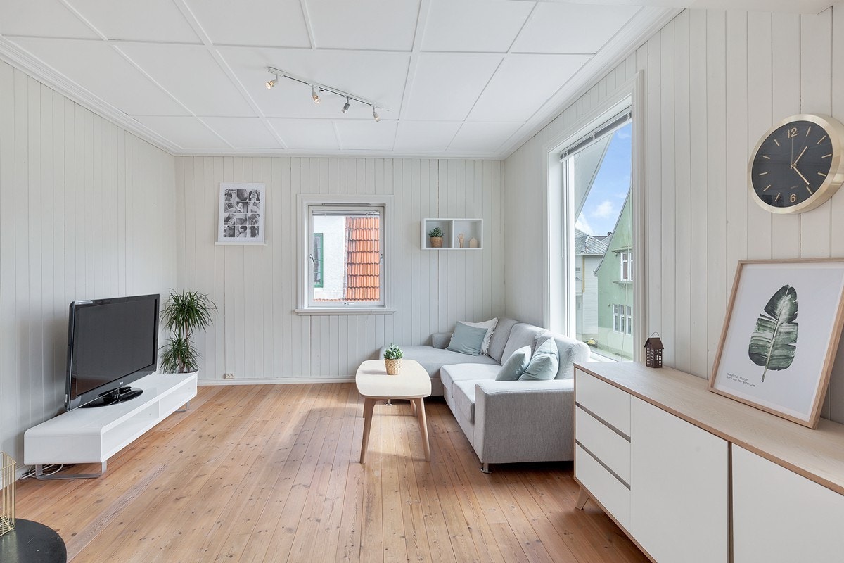 Stuen har lyse vegger og tak gjennom hele etasjen Galleribilde