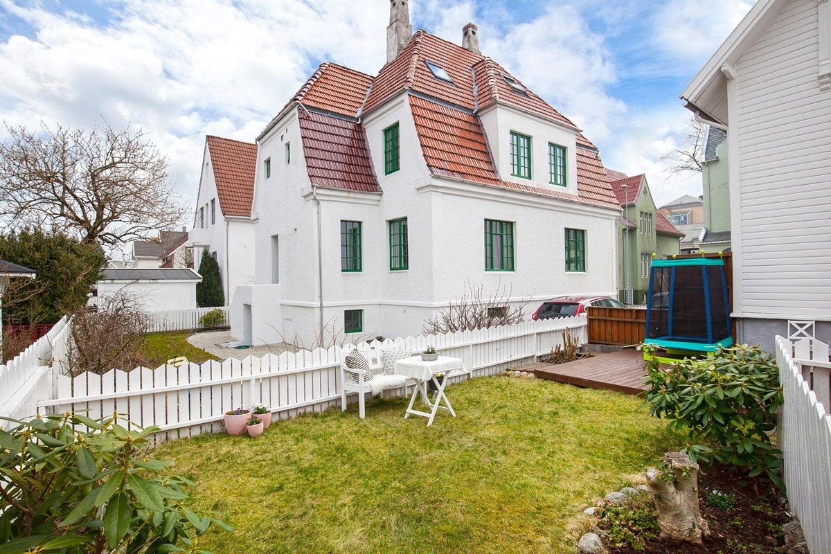 Koselig hage sjermet fra trafikken. Deles med sekjson 1 Galleribilde