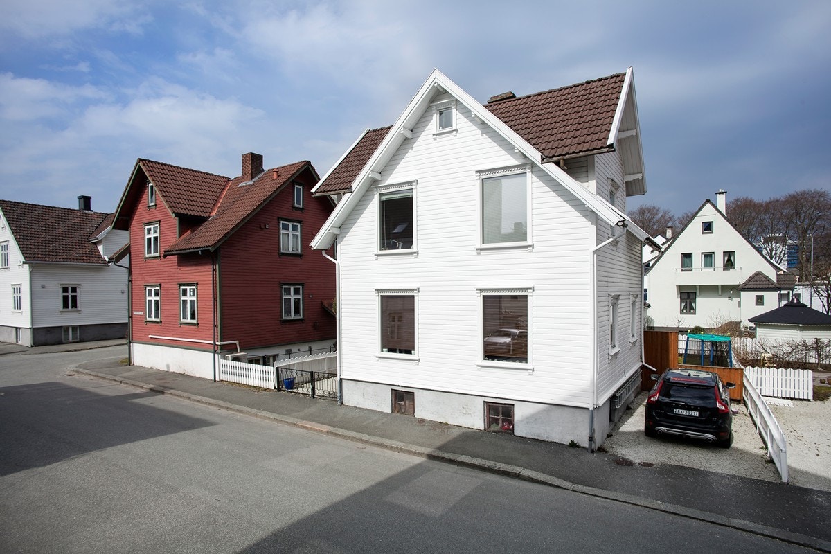 Fasade - parkeringsplass på tomt deles med seksjon 1 Galleribilde