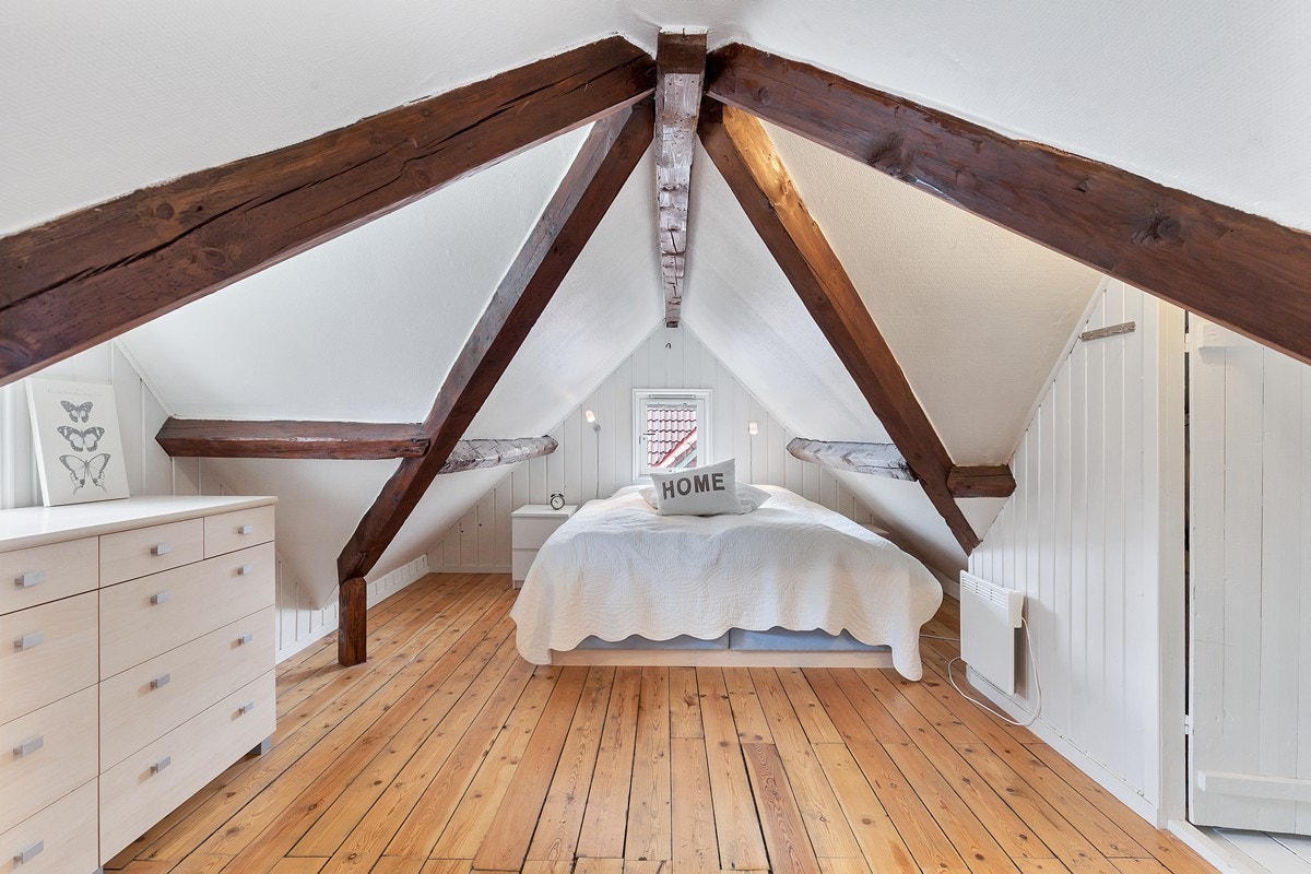 Loftet er lekkert og lyst med mørkbeiset takbjelker. Brukt som soverom Galleribilde