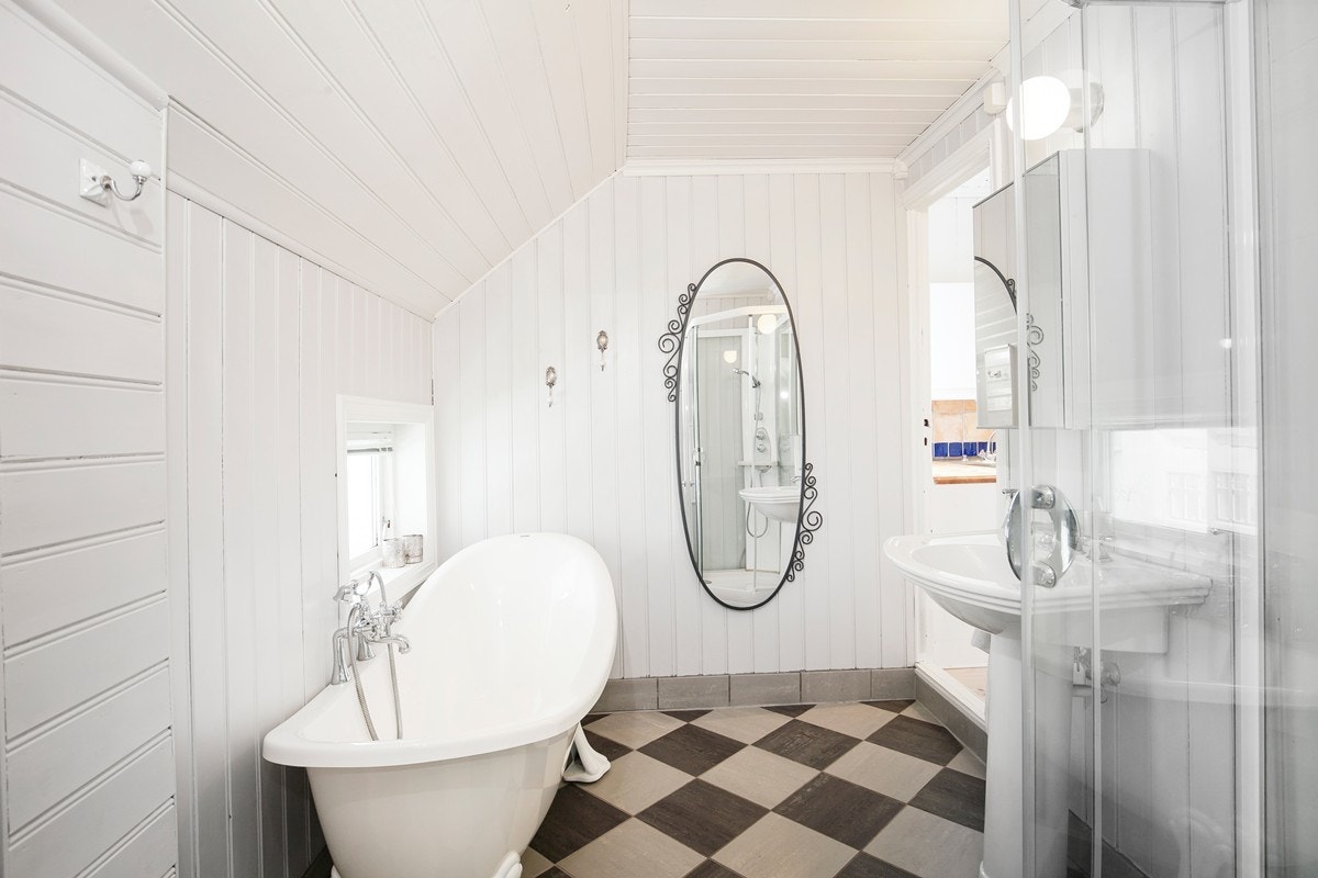 Badet ble oppgradet i ca. år 2010 og er innredet med black & white fliser på gulv med varmekabler Galleribilde