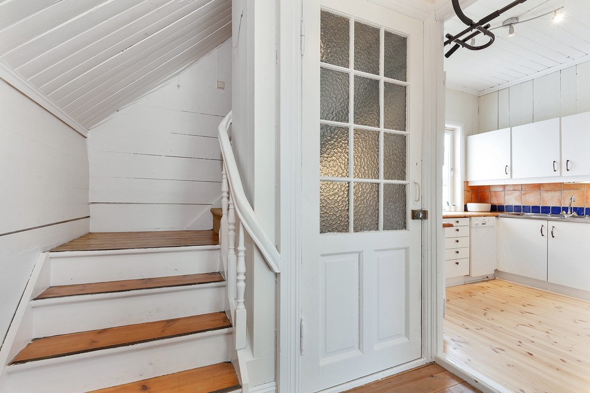 Gang - velkommen inn! Trapp opp til innredet loft Galleribilde