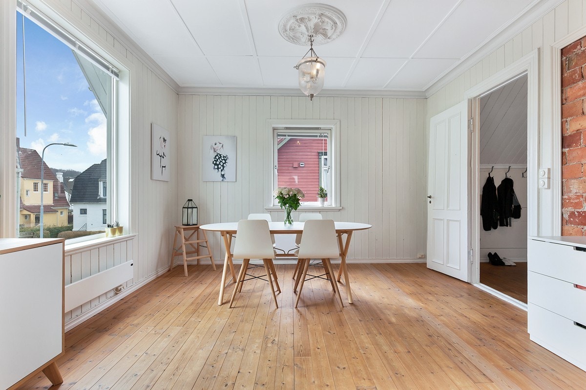 Leiligheten ligger i 2. etg + loft i en horisontaldelt tomannsbolig Galleribilde