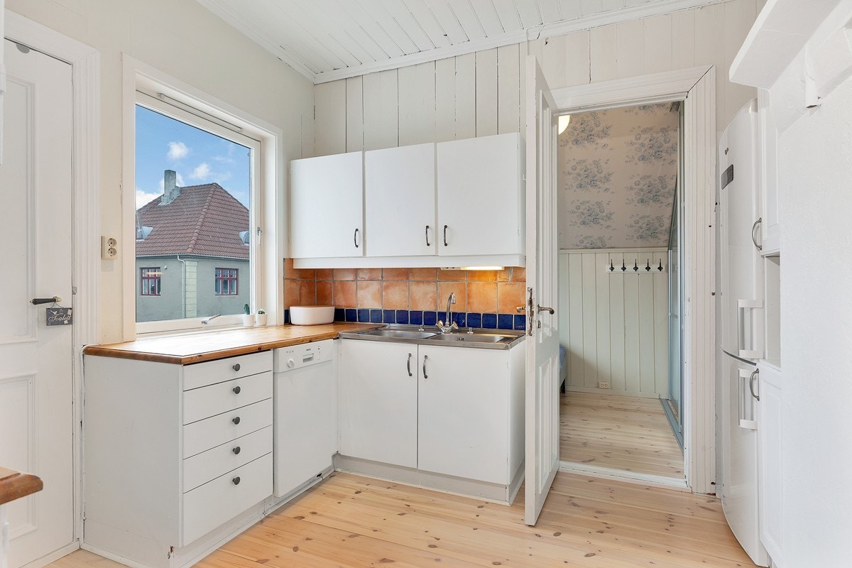 Kjøkkeninnredning i offwhite med god skapplass Galleribilde