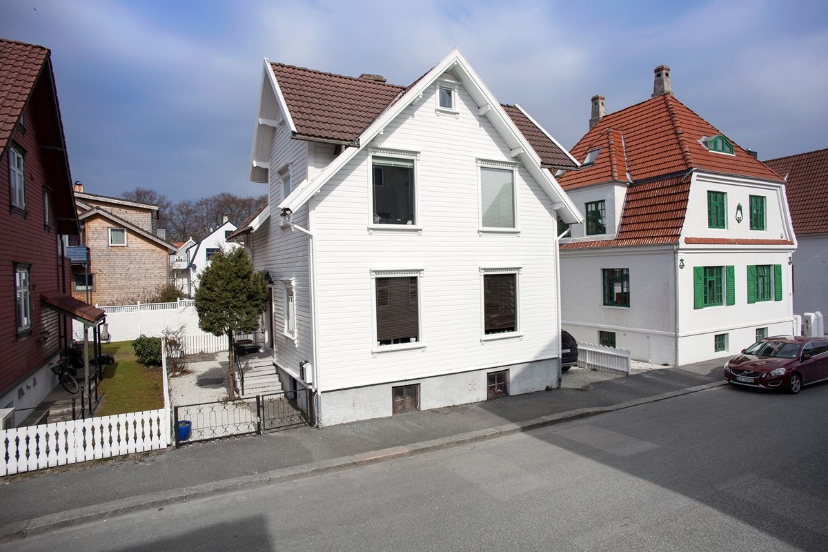 Fasade - kledningen på fremsiden byttet i nyere tid. Samt nye vinduer fra 2015 (de to store i 2. etasje) Galleribilde