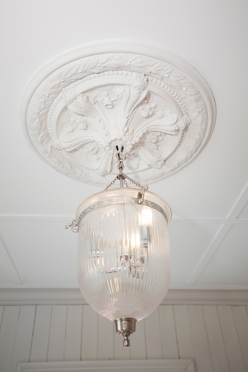 I stuen er det bevart lekker rosett i tak Galleribilde