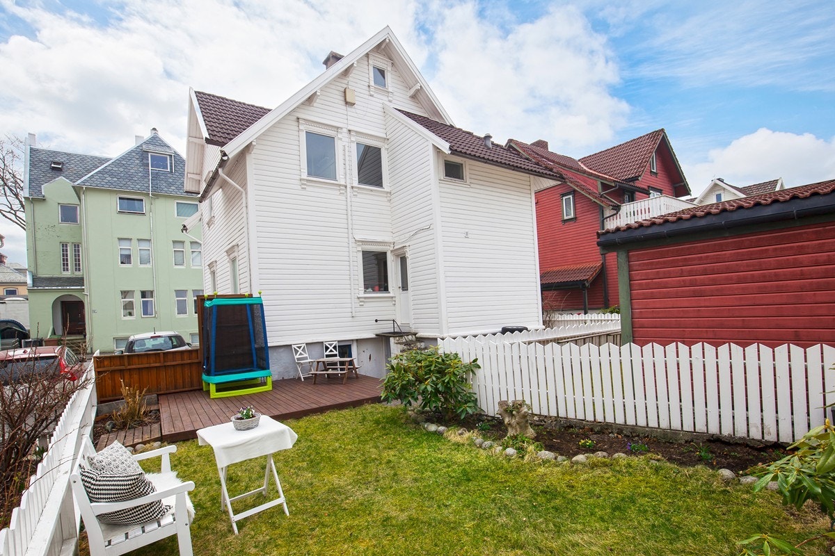 Opparbeidet uteområde med terrasse og hage Galleribilde