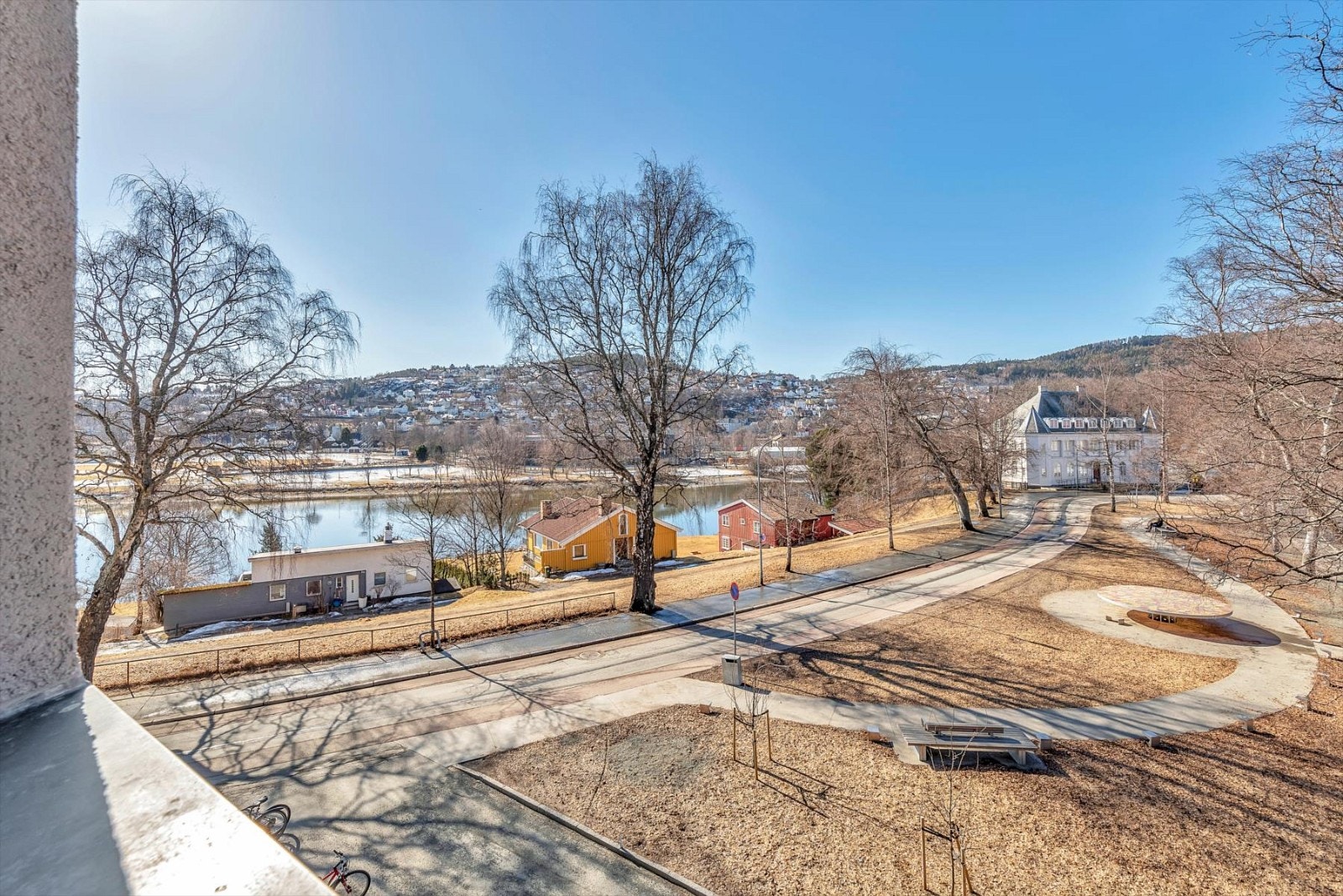 Utsikt fra balkongen med ettermiddagssol. Galleribilde