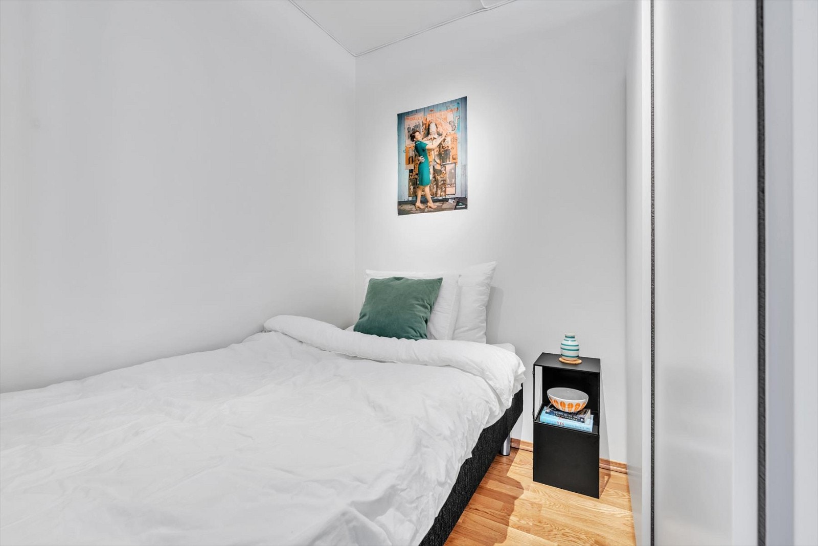 Praktisk sovealkove med skyvedørsgarderobe. Galleribilde