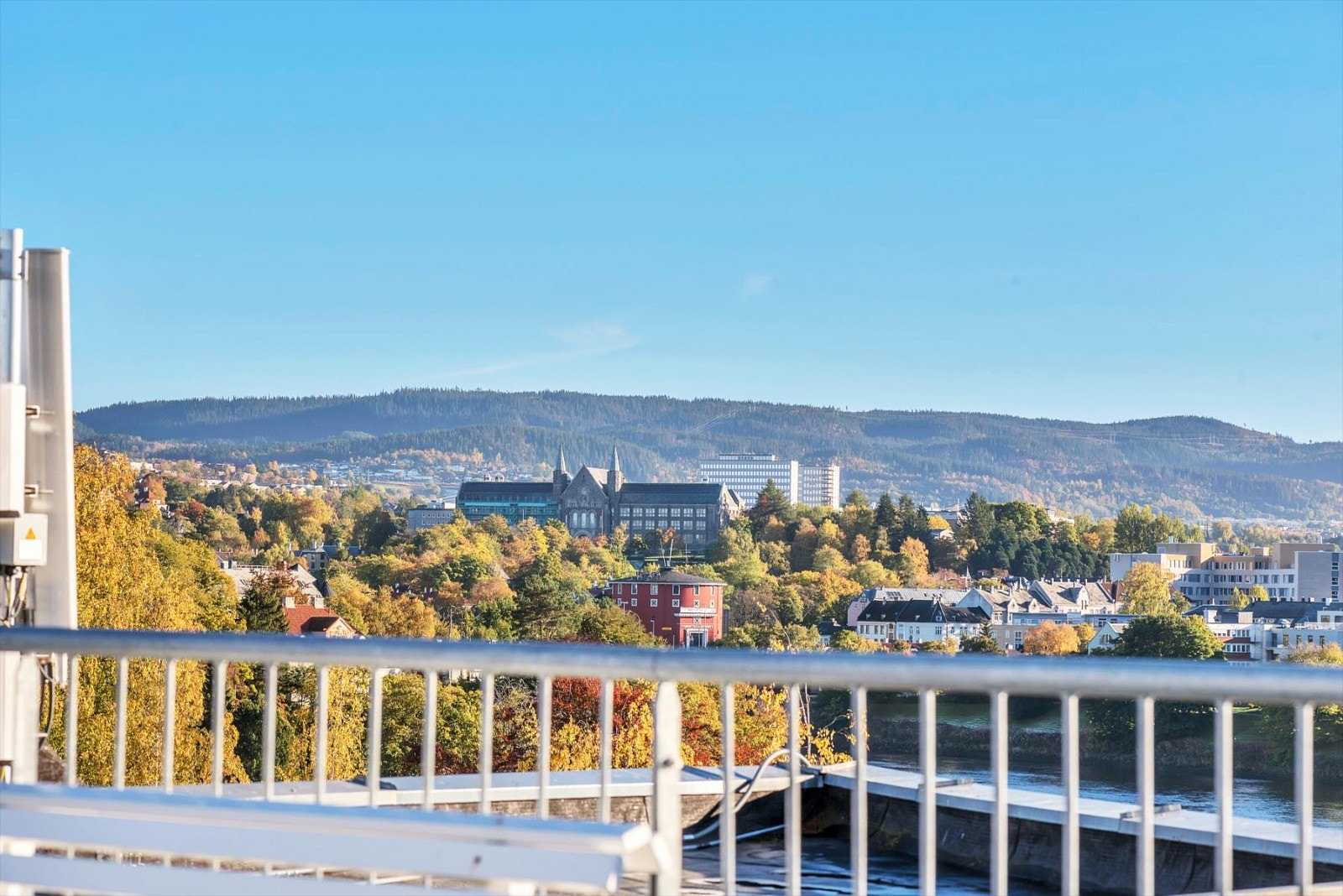 Fra takterrassen har man utsikt over hele byen. Galleribilde
