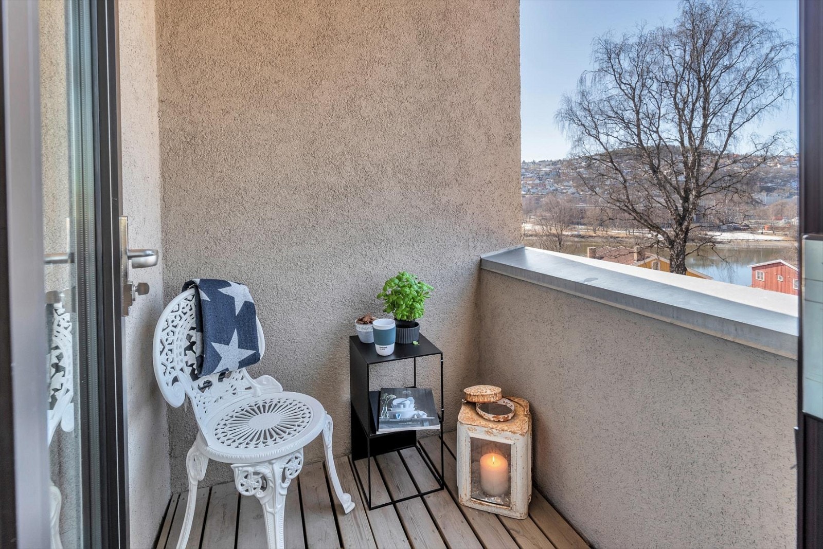 Koselig balkong med utsikt mot Nidelva. Galleribilde