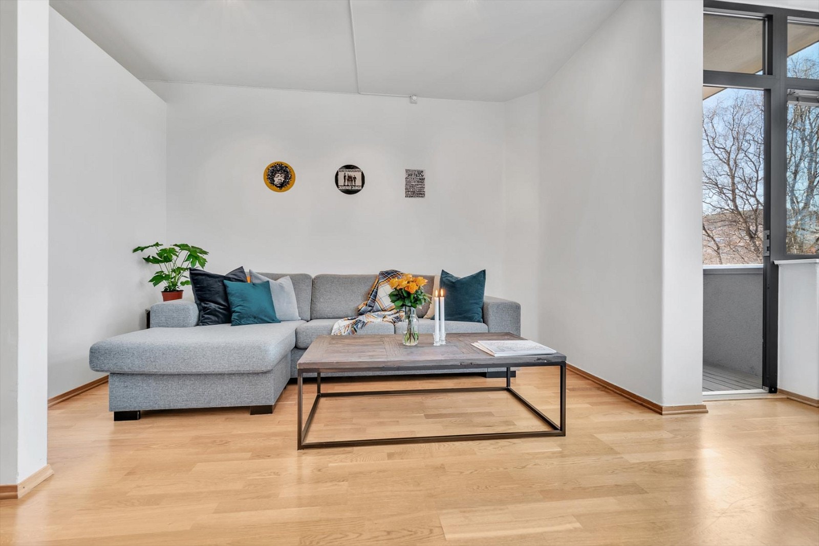 God plass til sofa på stuen. Her har man lyse overflater og parkett på gulv. Galleribilde