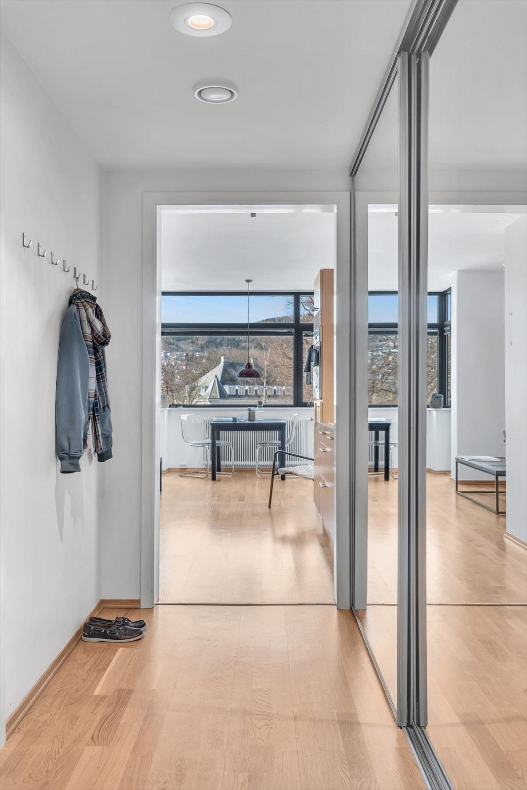Romslig skyvedørsgarderobe i gangen. Galleribilde