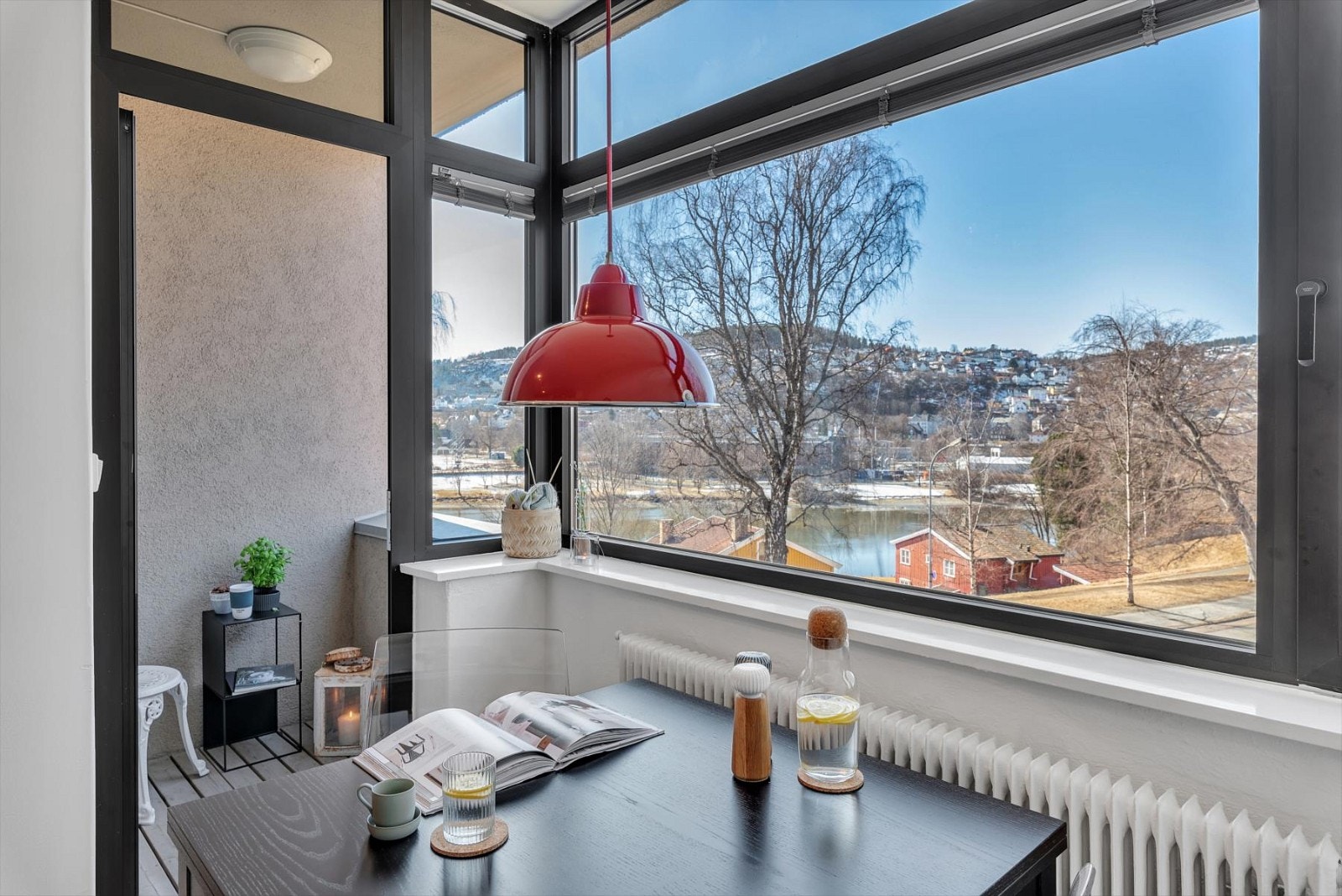 Leiligheten har en fantastisk beliggenhet like ved Nidelva. Fra stuen har man også utgang til en koselig balkong. Galleribilde