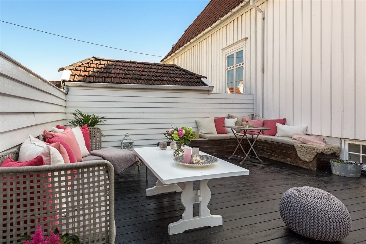 Stor usjenert uteplass tilhørende eiendommen. Galleribilde