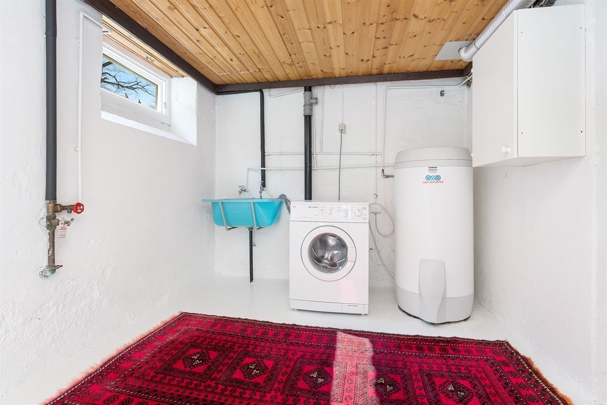 Vaskemaskinen i vaskerommet følger med i handelen. Galleribilde