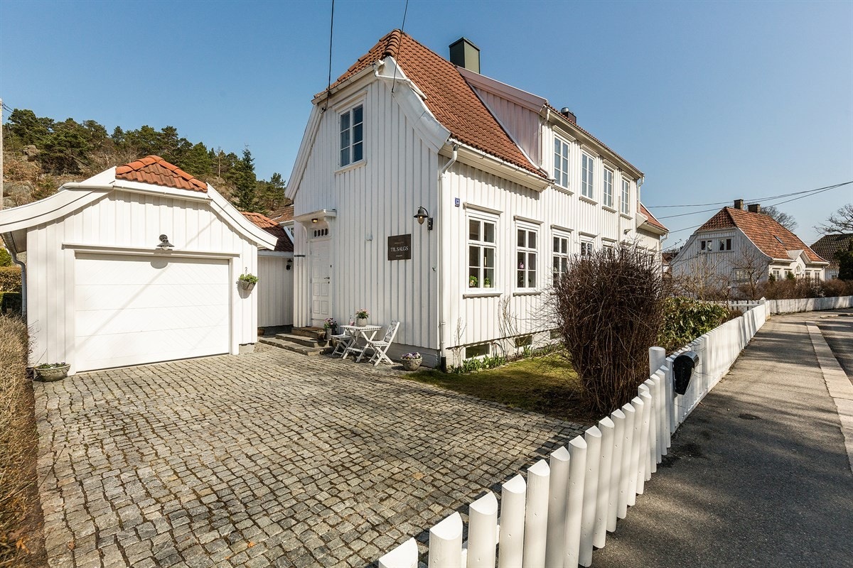 Hele gårdstunet er brosteinsbelagt, hengslet stakittgjerde. Galleribilde