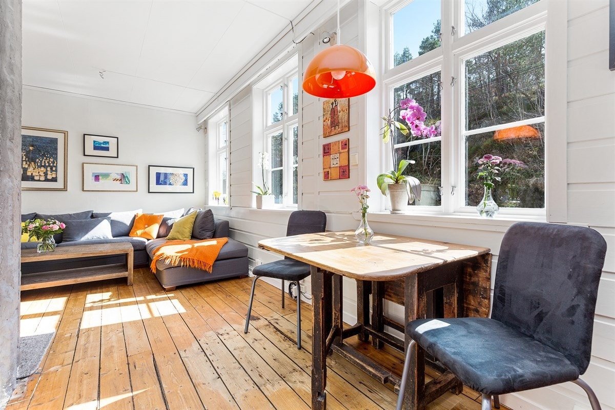 Spiseplassen er plassert mellom stue- og kjøkkendelen. Galleribilde