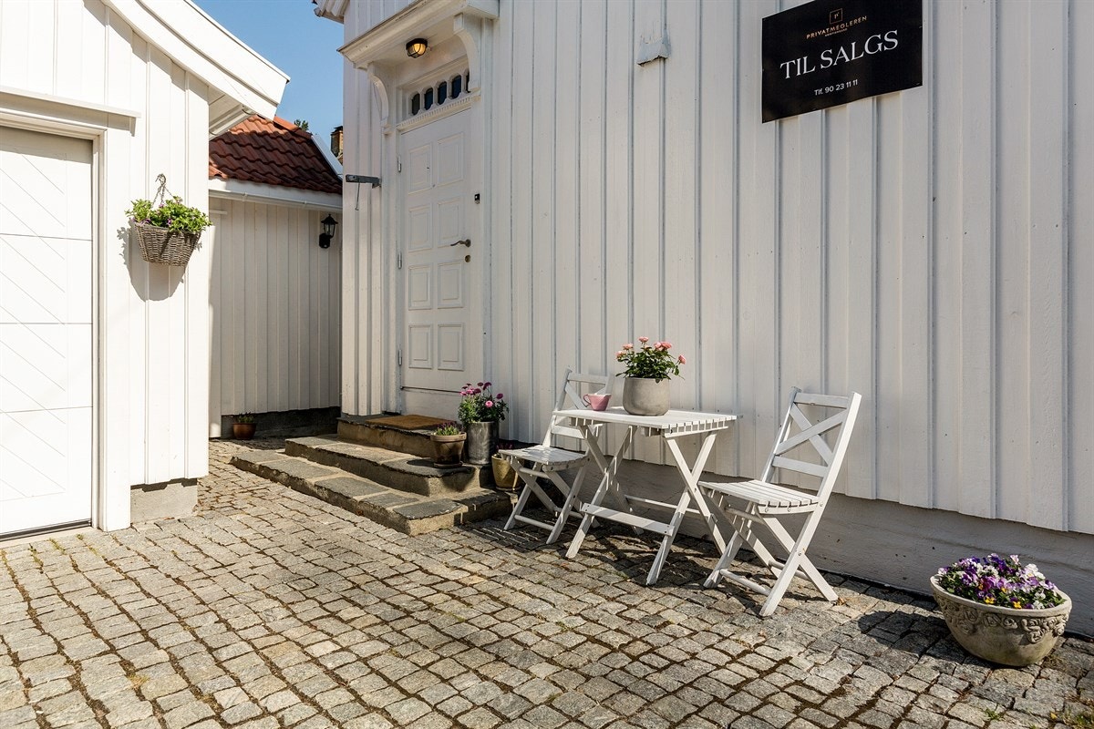 Inngangspartiet like ved garasjen. Galleribilde