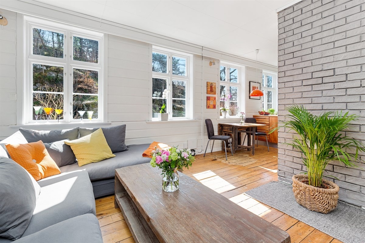 Stuen har vindusflater ut mot Løkkeveien. Galleribilde