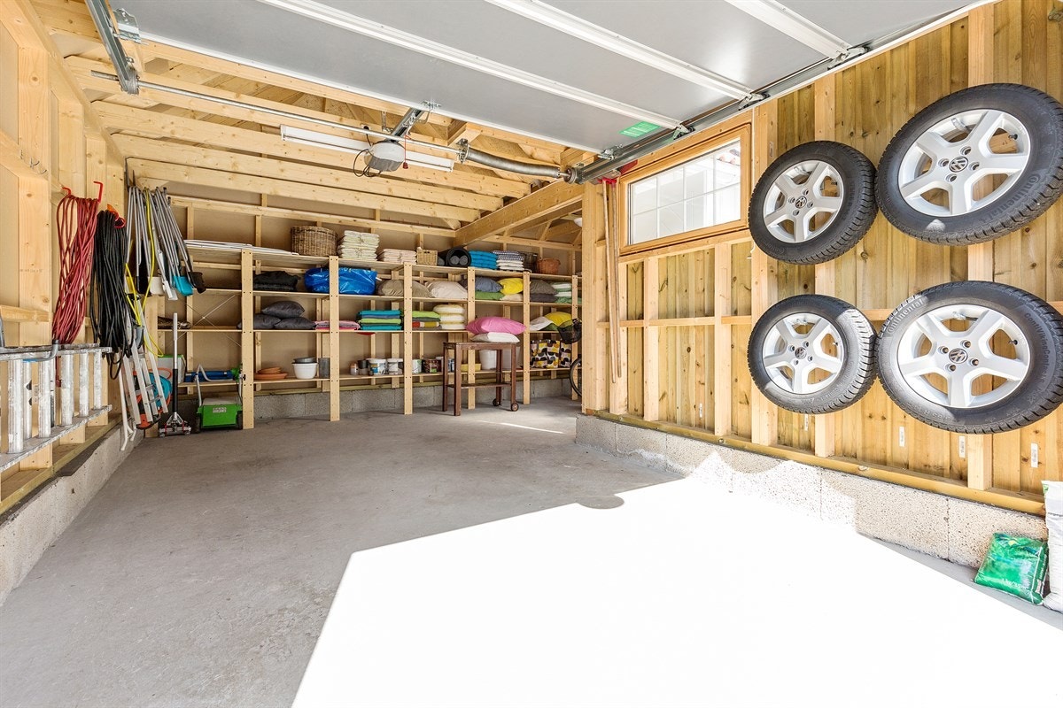 Garasjen fra 2012 har rikelig med lagringsplass. Galleribilde