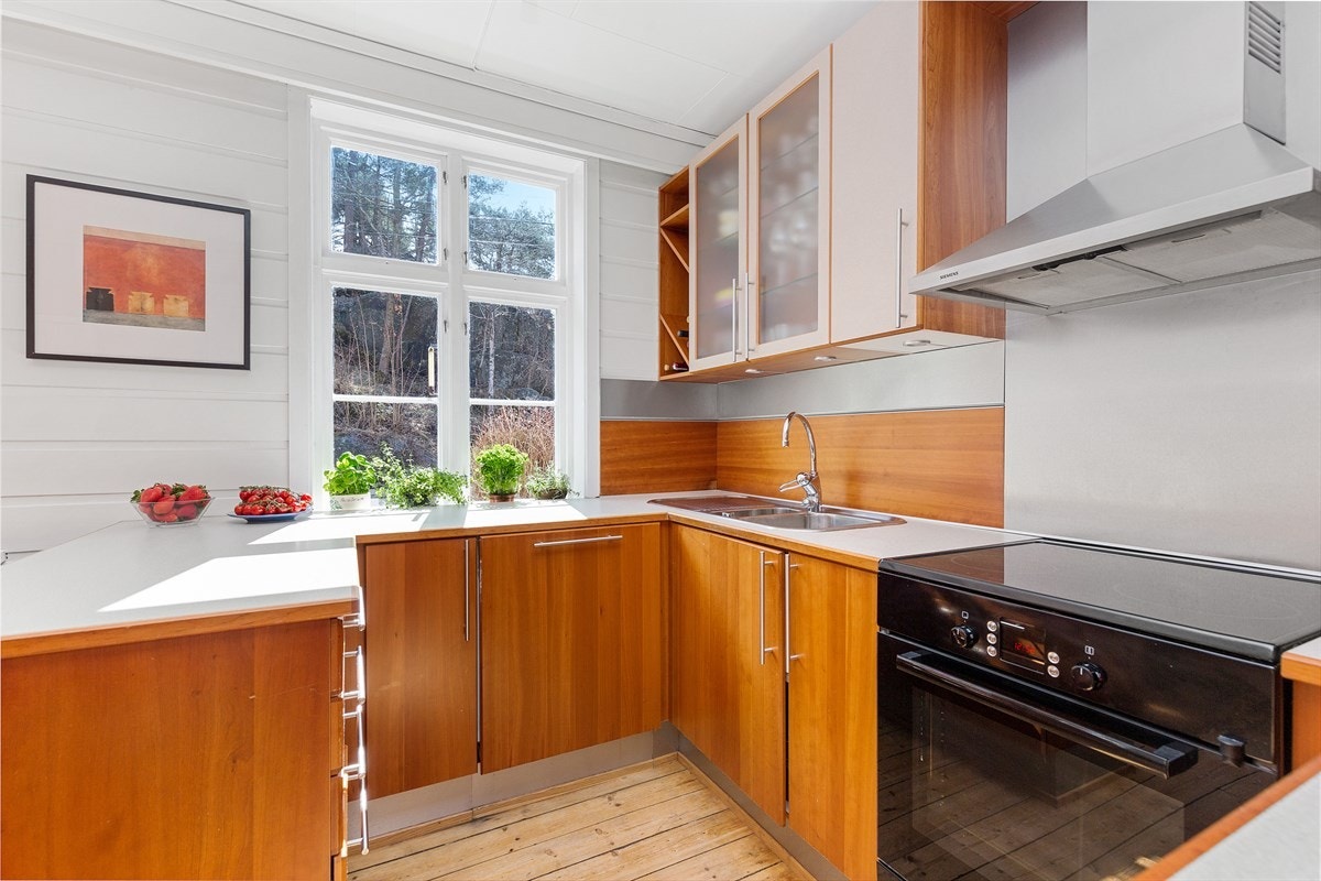 Kjøkkenet med innredning fra 2000 (HTH Unoform) Galleribilde