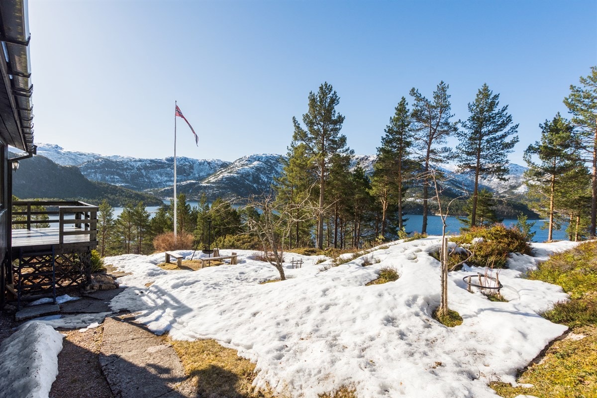 Uteområde rundt hytta er flatt og fint. Galleribilde
