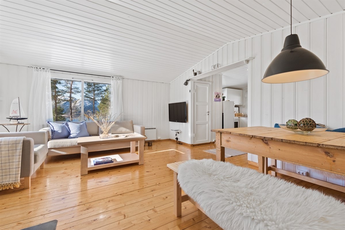 Hvitmalt og trivelig stue. Galleribilde