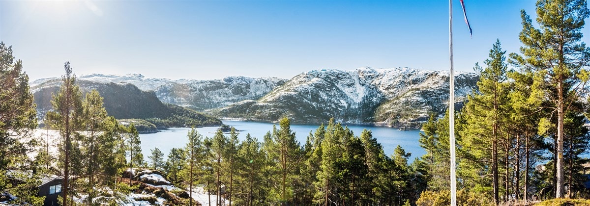 Fra eiendommen er det en helt fantastisk utsikt mot Åstfjorden. Galleribilde