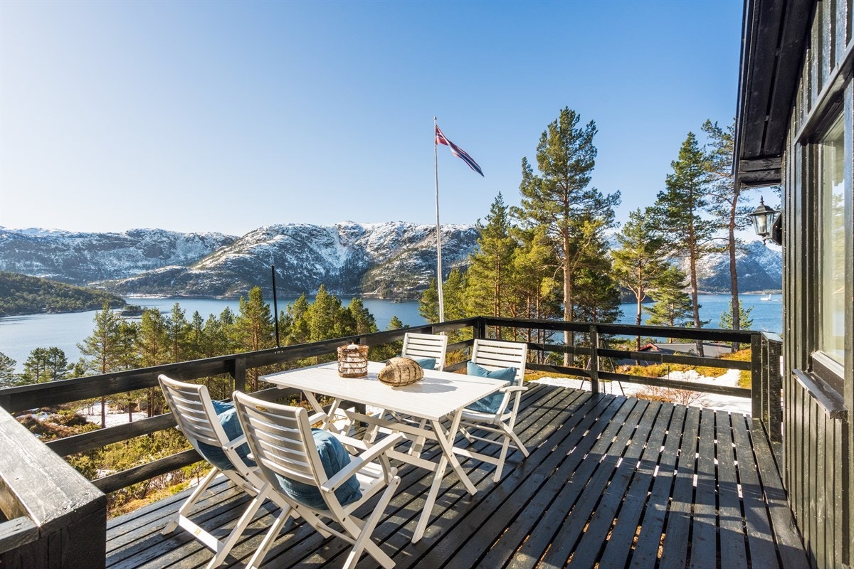 Hytte beliggende øverst i etablert hytteområde. Fantastisk utsikt mot Åsfjorden. Galleribilde