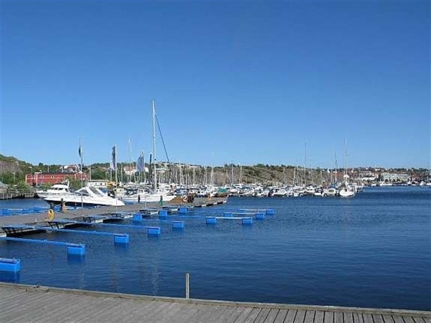 Del av stor yachthavn hvor man kan leie båtplass om det er ledig. Galleribilde