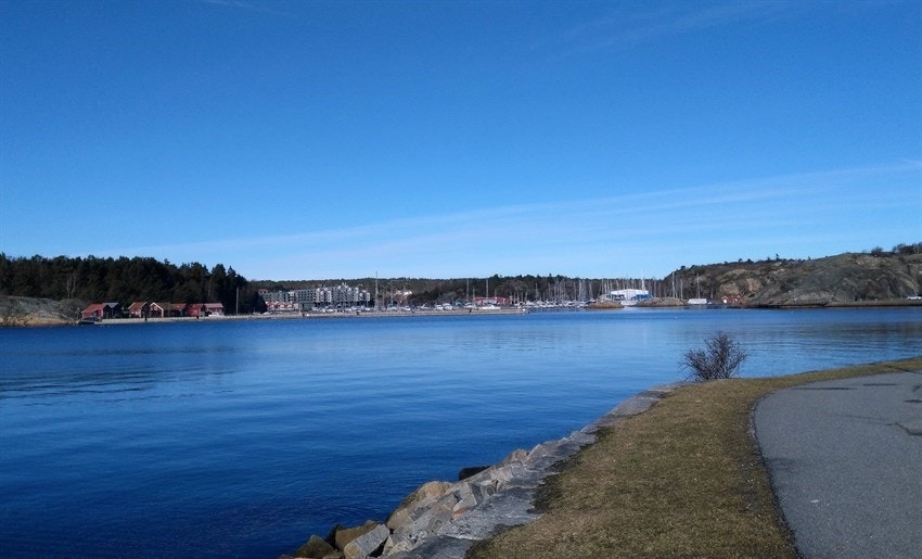Hotellet sett fra strandpromenaden i Strømstad by. Galleribilde