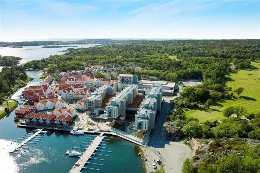 Strømstad Spa flyfoto. Leiligheten ligger midt i den midterste blokken. Galleribilde