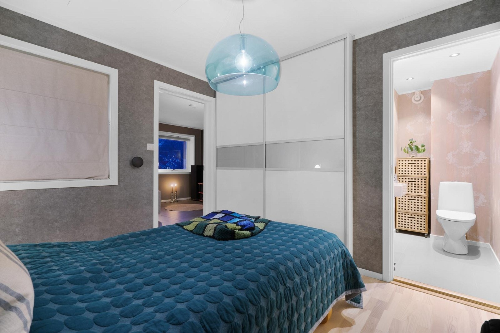 Ett av soverommene i underetasjen har direkte tilgang til eget wc-rom Galleribilde