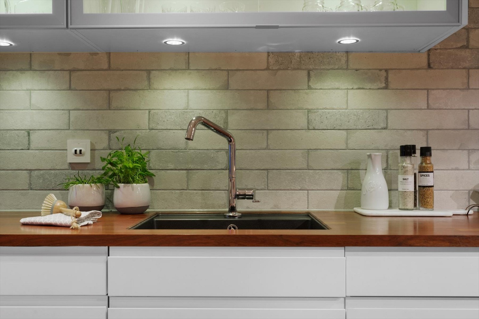 Italienske fliser på hele veggen, underlimt vask er blant noen av detaljene du finner på kjøkkenet Galleribilde