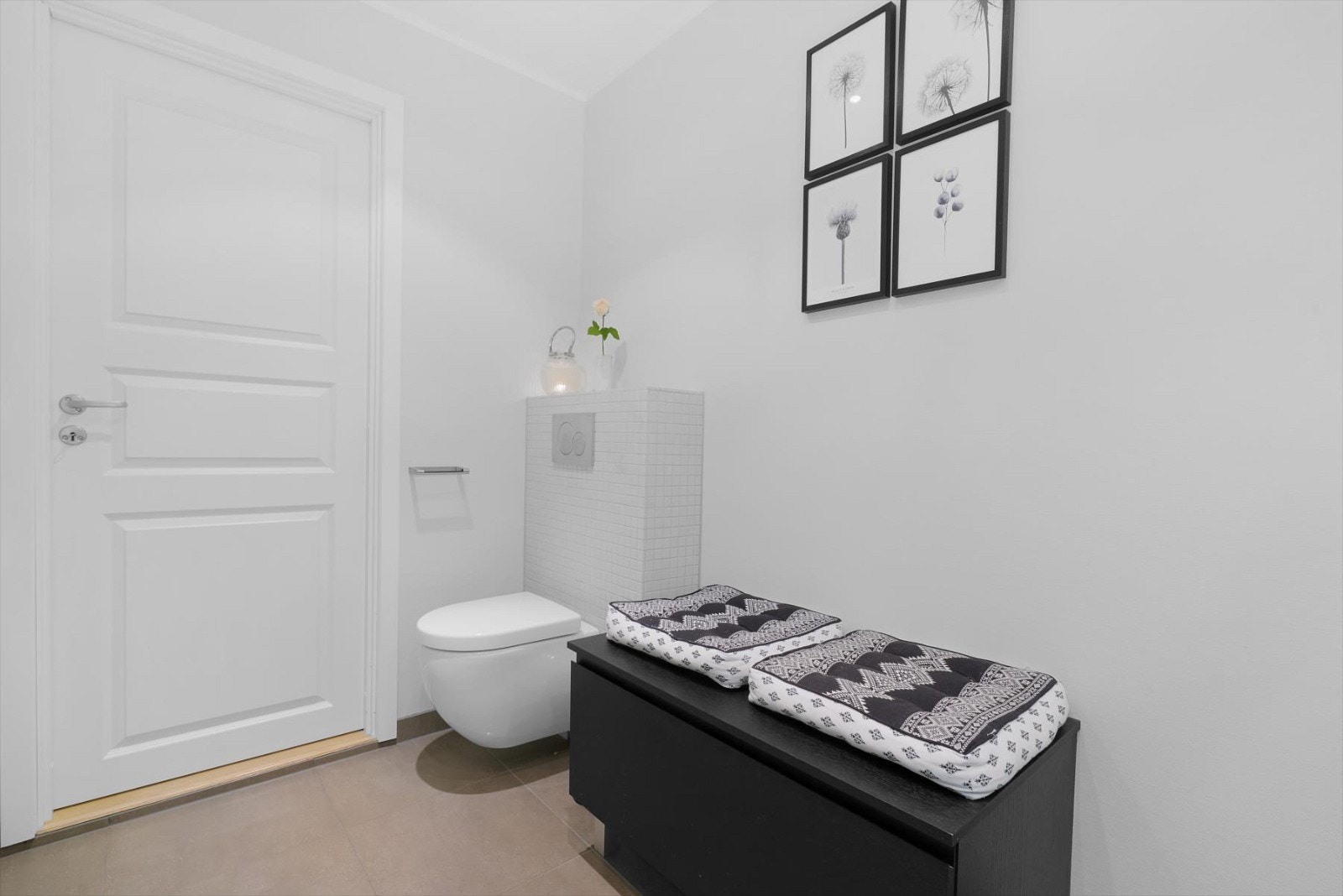 Bad - Flislagt med varmekabler - Sittebenk med oppbevaring Galleribilde