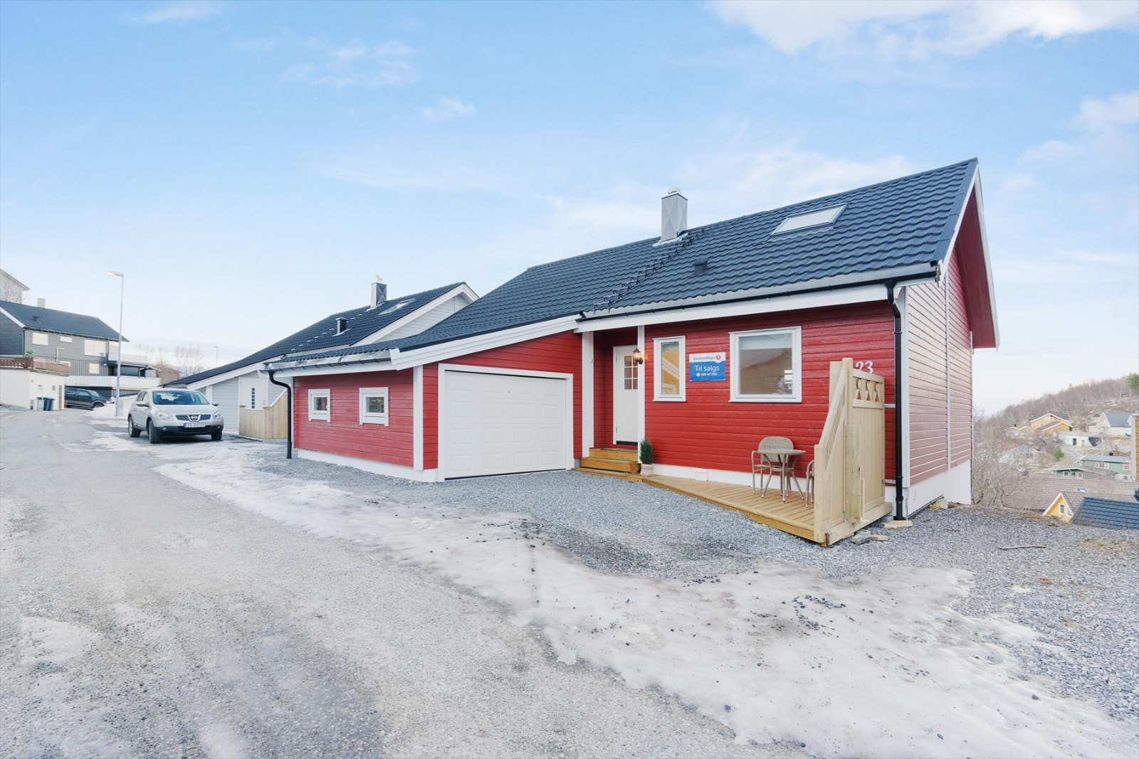 Flott platting ved inngangspartiet. Her kan du nyte solen fra tidlig morgen til sent på ettermiddagen Galleribilde