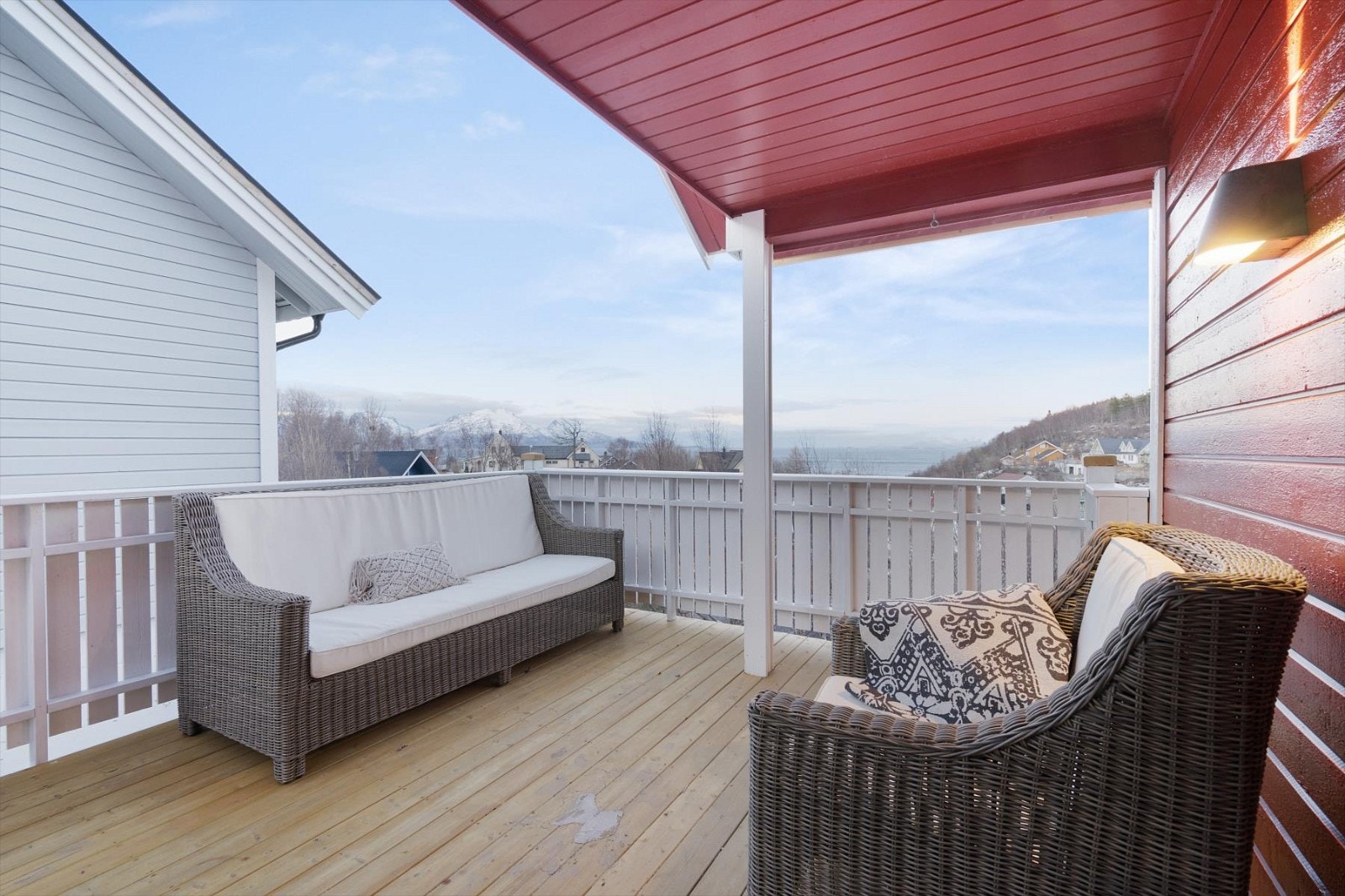 Balkongen utenfor stuen er delvis overbygd. Her nyter du sol og utsikt helt usjenert Galleribilde