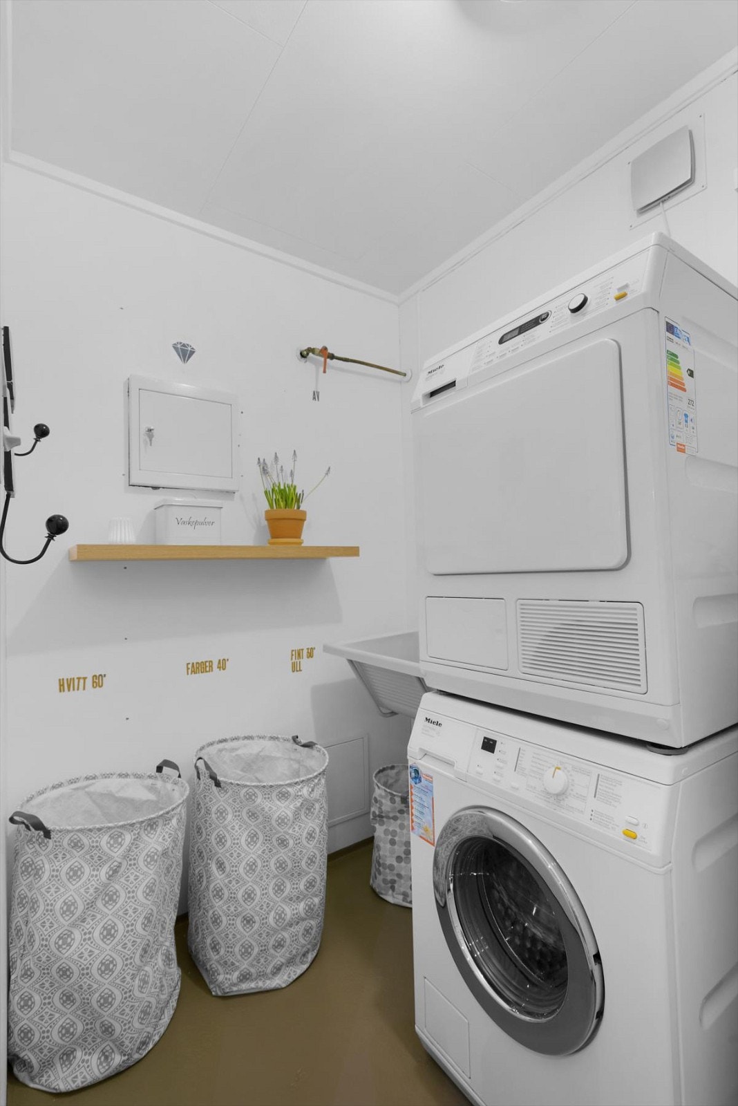 Vaskerommet med utslagsvask ligger vegg i vegg med badet Galleribilde